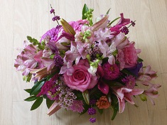 centerpiece with pink tones